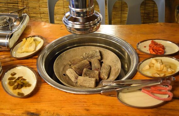 炭火で焼いた豚肉や鶏肉を楽しめます | 町屋の炭火焼ペンザンス～絆～にておいしい焼肉を